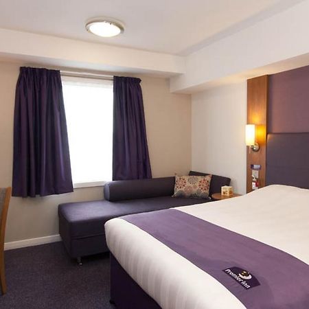 Premier Inn Epsom Central Buitenkant foto