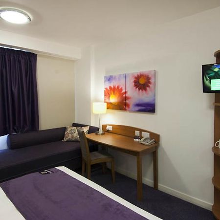 Premier Inn Epsom Central Buitenkant foto