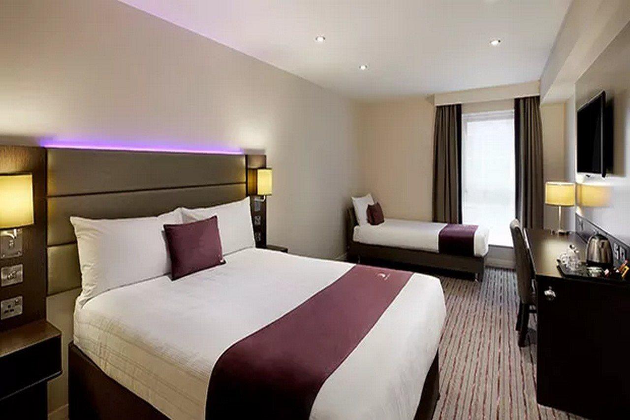 Premier Inn Epsom Central Buitenkant foto