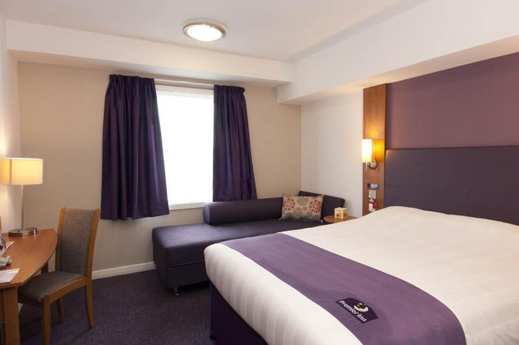 Premier Inn Epsom Central Buitenkant foto