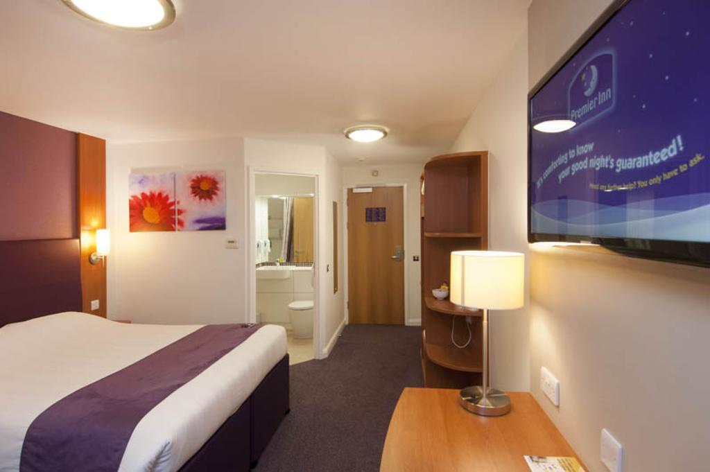 Premier Inn Epsom Central Buitenkant foto