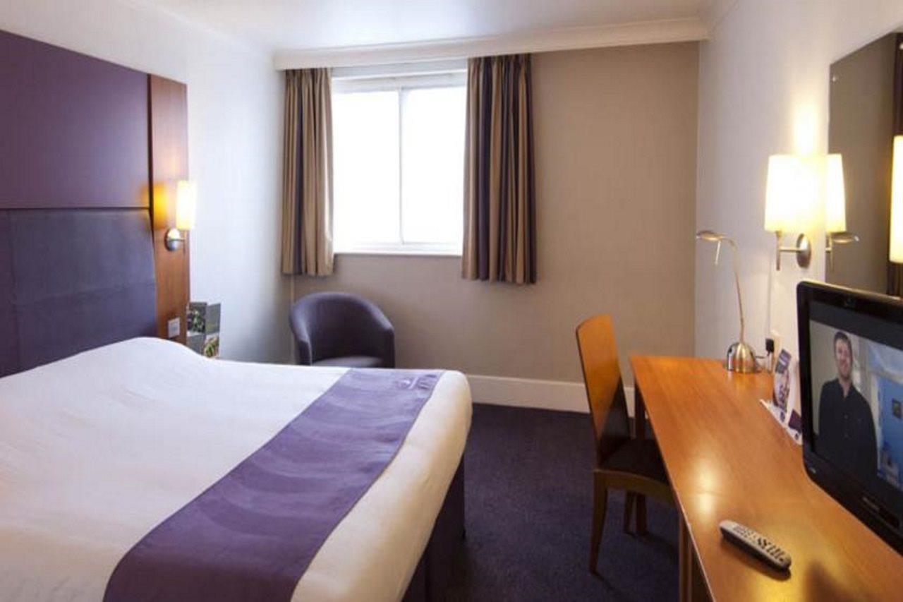 Premier Inn Epsom Central Buitenkant foto