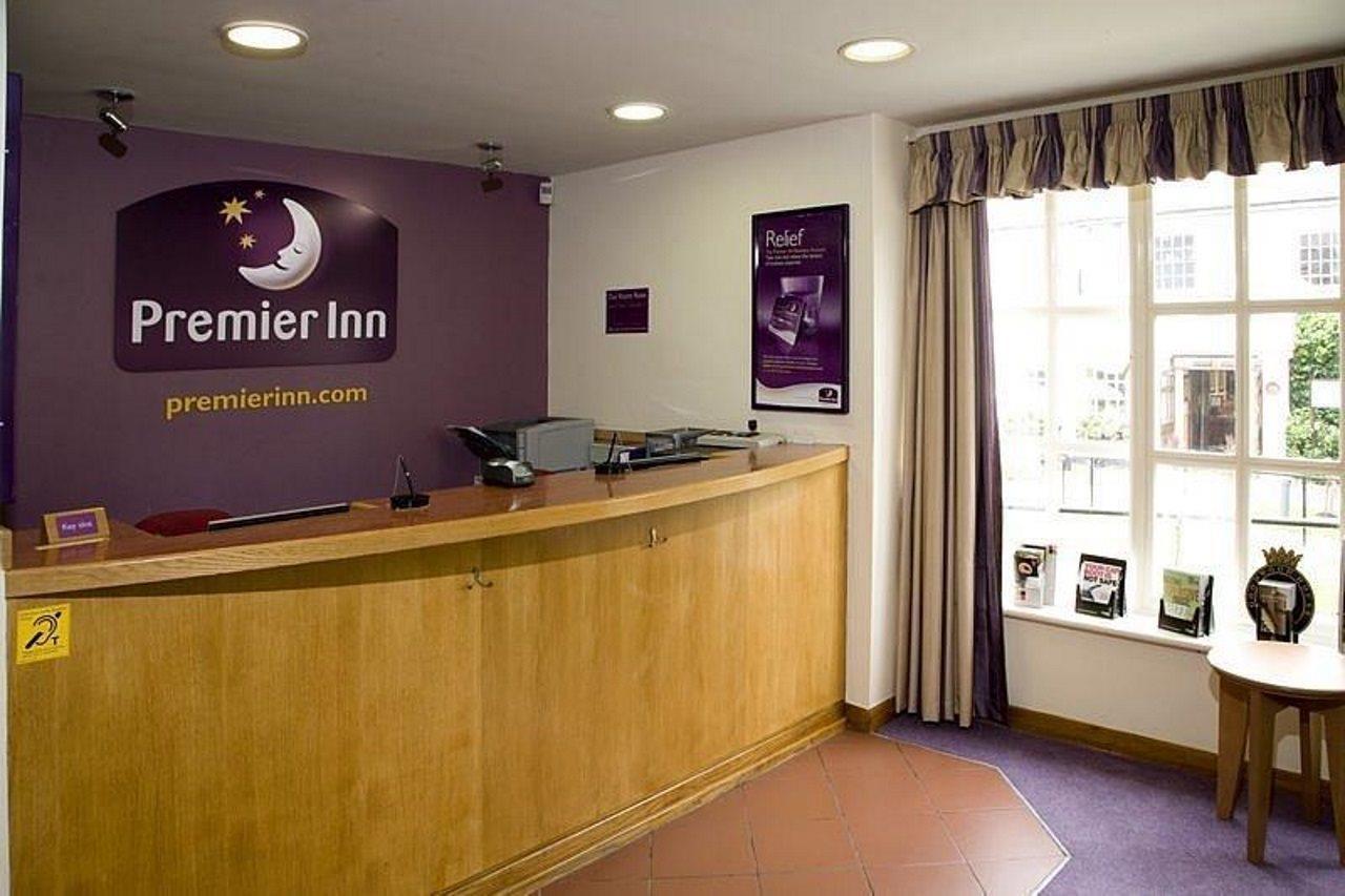 Premier Inn Epsom Central Buitenkant foto