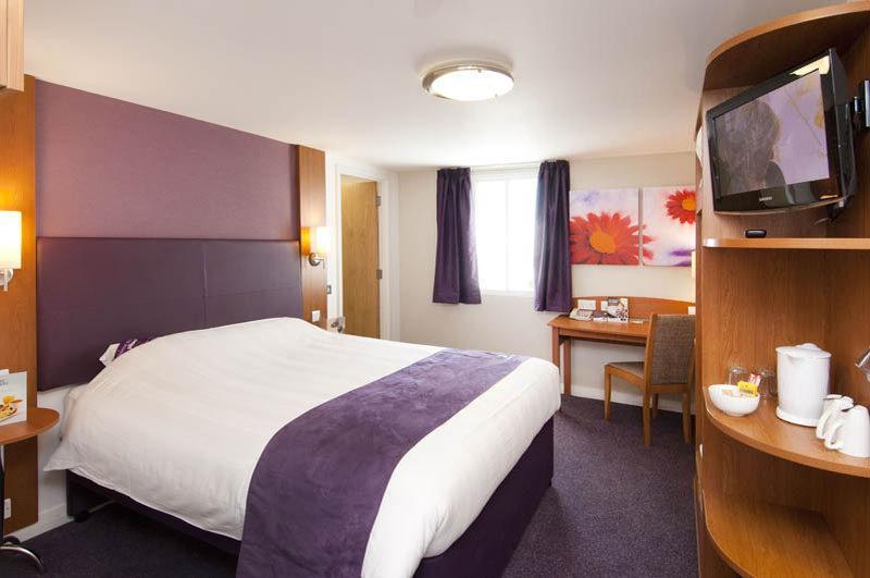 Premier Inn Epsom Central Buitenkant foto