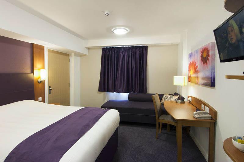 Premier Inn Epsom Central Buitenkant foto